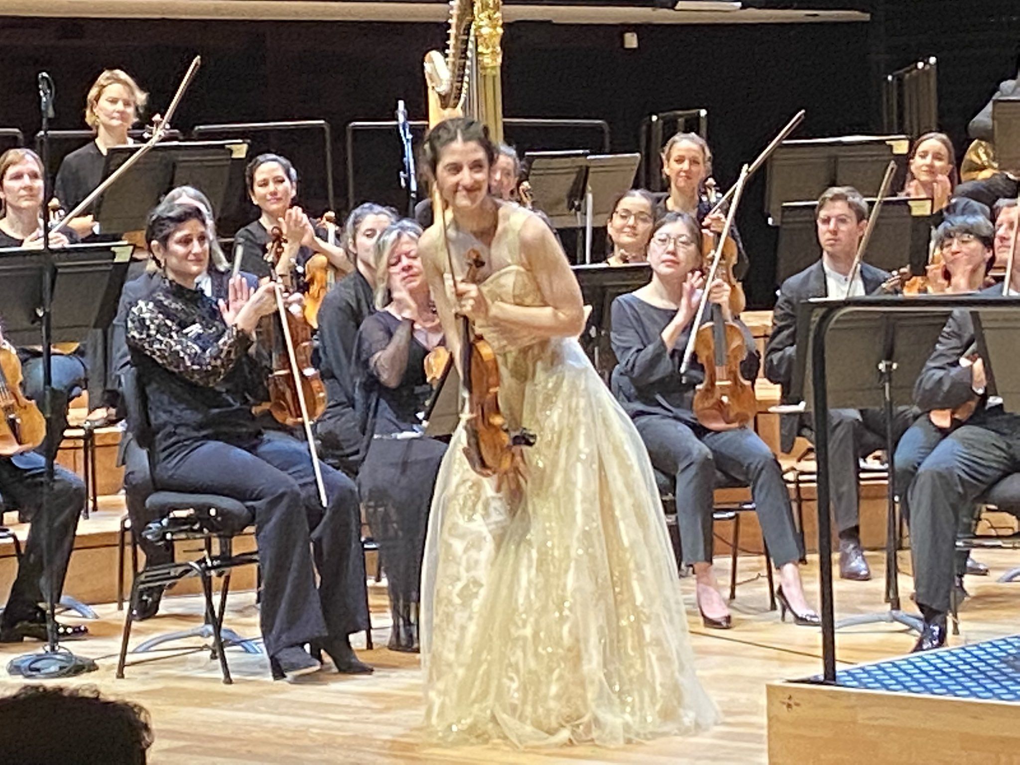 María Dueñas, con 19 años, la prodigiosa violinista de Granada que pone en pie a París. En la imagen de Ignasi Guardans, anoche en la Sala Pierre Boulez de la Filarmonía de París.