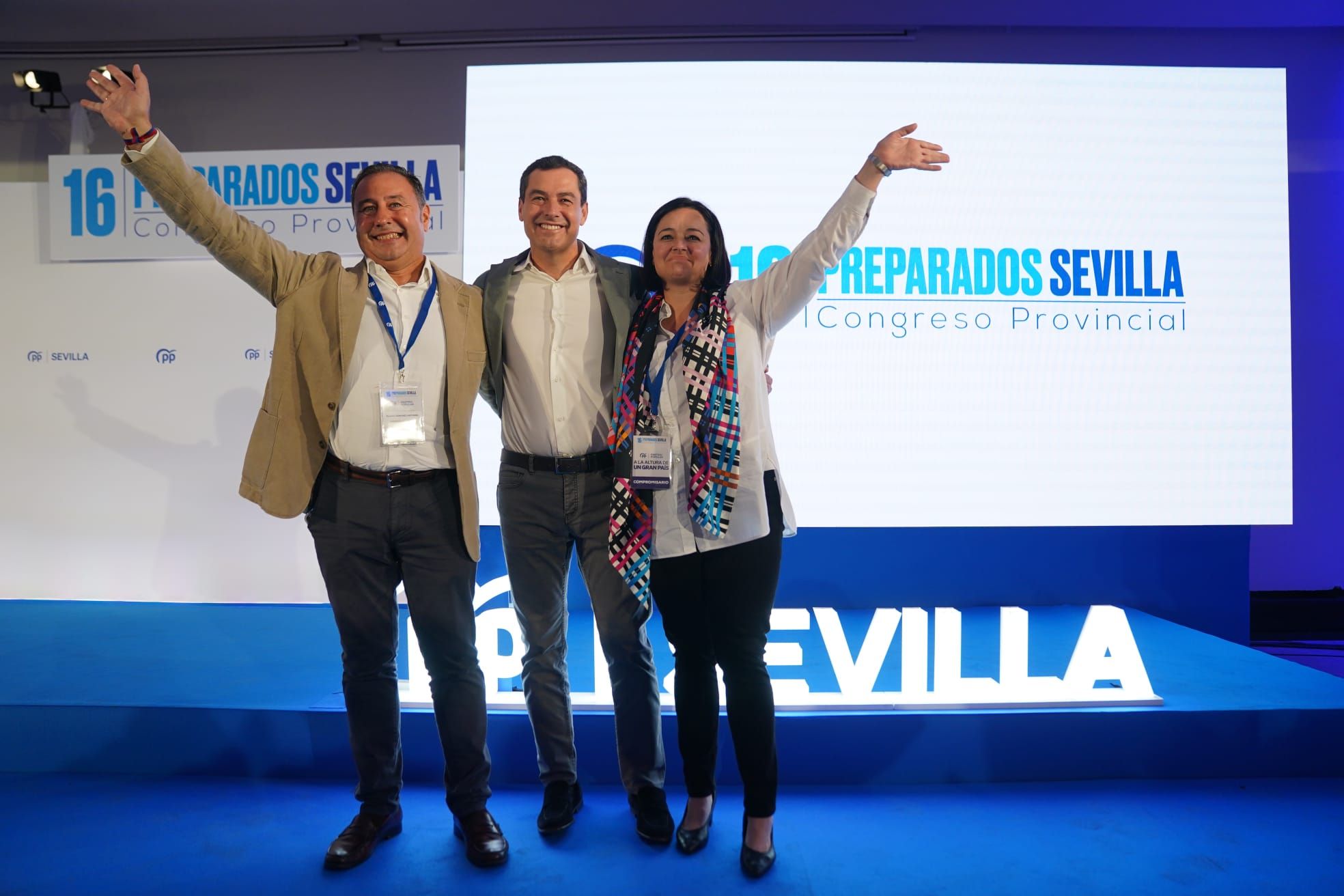 Moreno junto a Sánchez y Pérez, este domingo en el congreso extraordinario del PP de Sevilla.