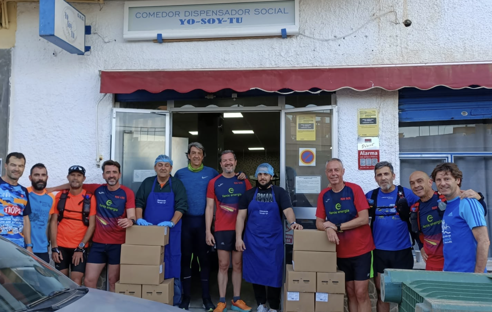 Voluntarios y personas que apoyan la labor del comedor social más grande de Andalucía, en Málaga.