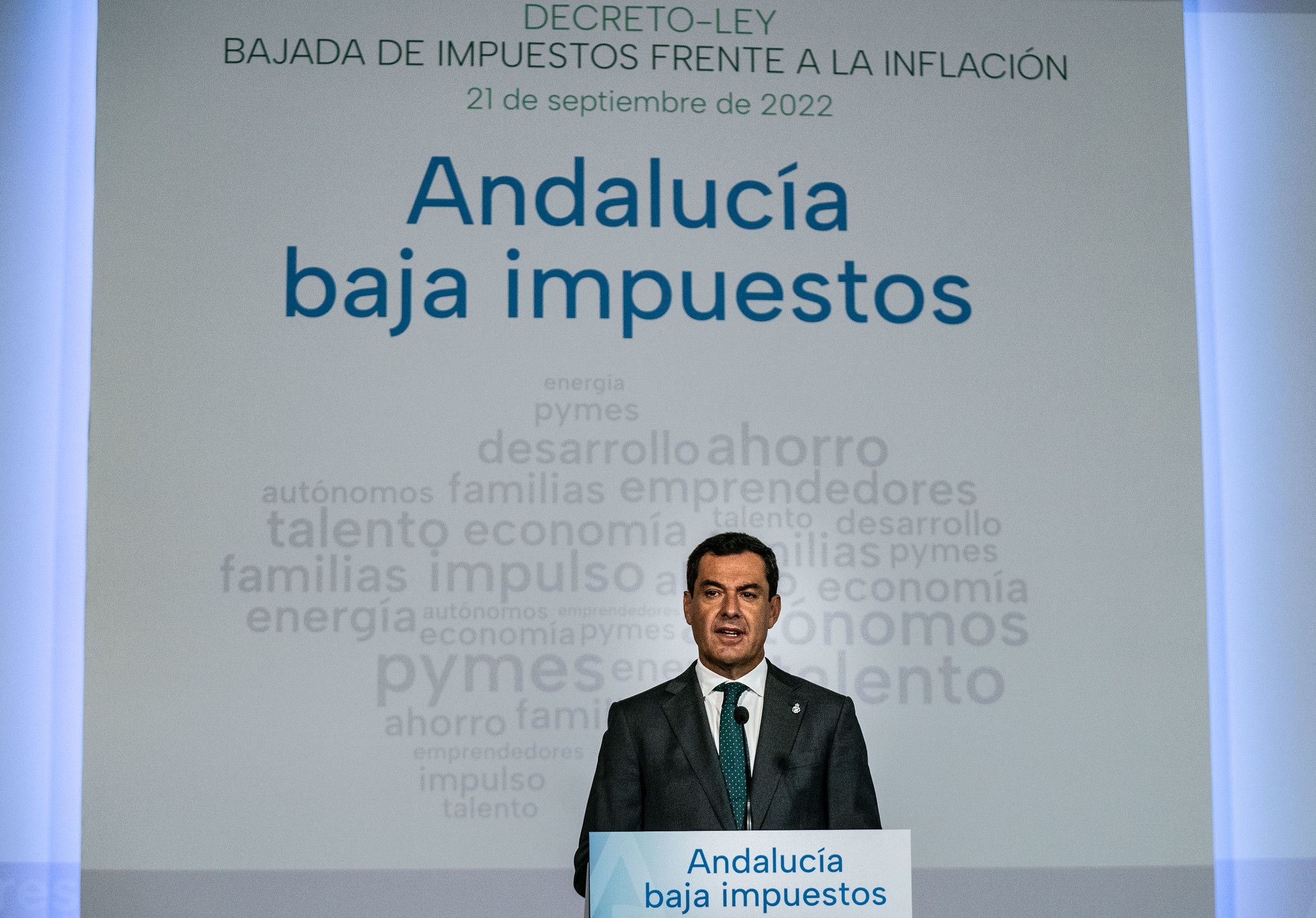 El presidente de la Junta, Juanma Moreno, anunciando bajada de impuestos.