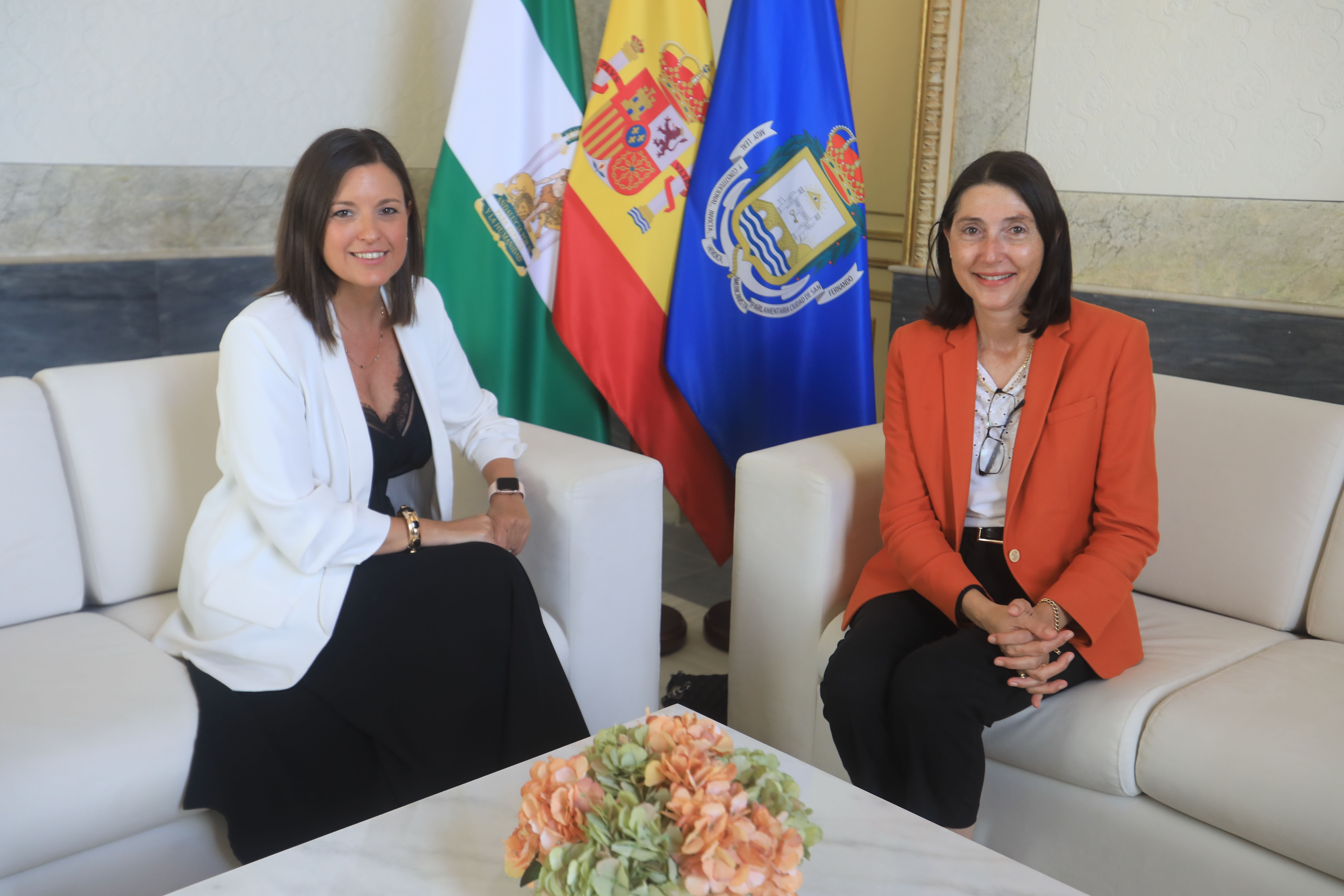 Patricia Cavada, alcaldesa de San Fernando, y María del Carmen Lobato, ecónoma de la Diócesis.