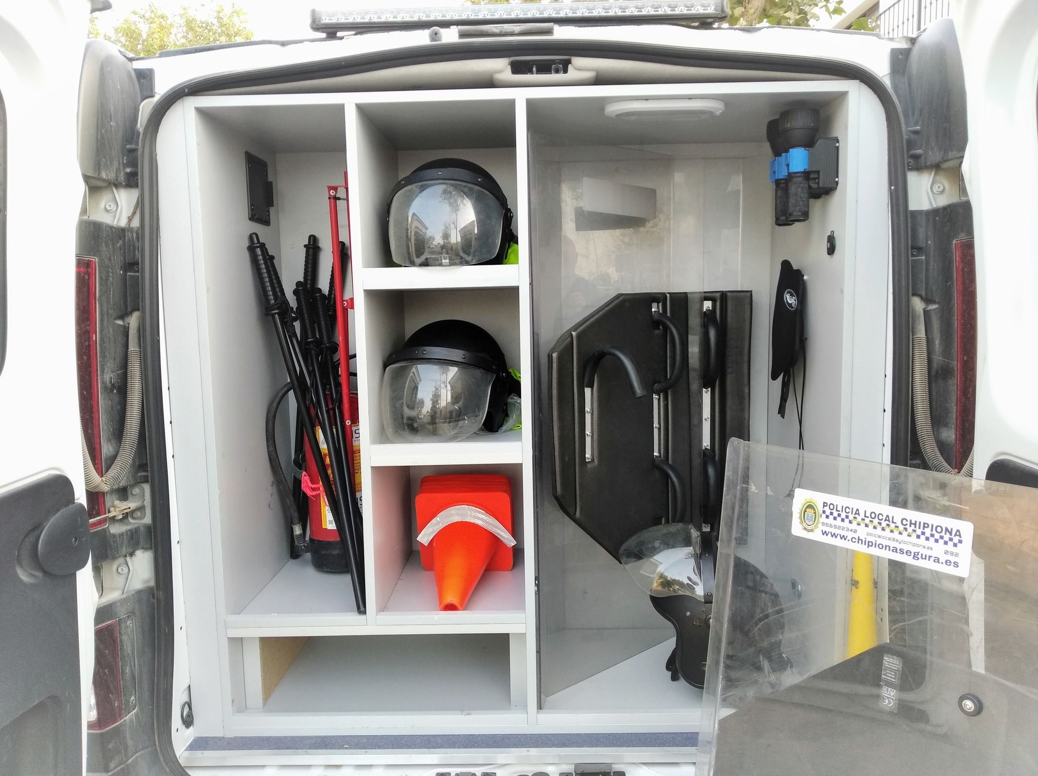 Material utilizado por la Policía Local de Chipiona para reducir a una persona armada.