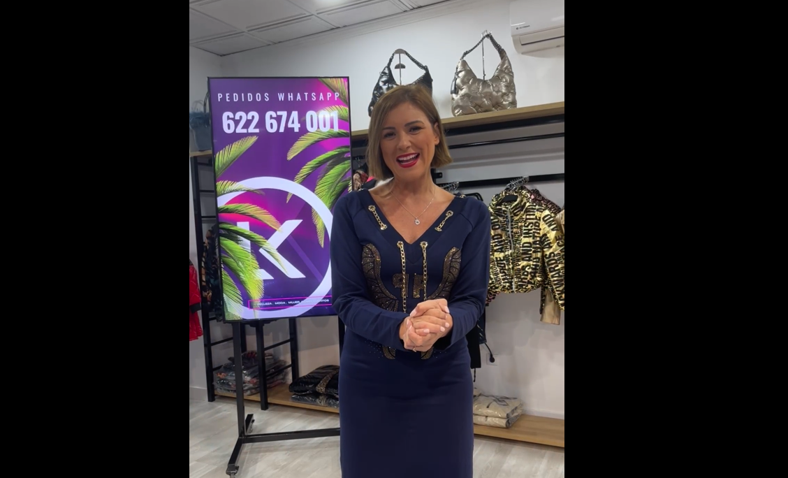 María Jesús Ruiz, ex Miss España, anunciando productos de su tienda online.