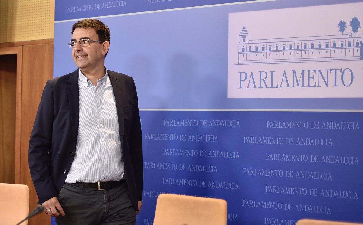 Mario Jiménez, 'dos' del PSOE andaluz, antes de arrancar la rueda de prensa en el Parlamento, este miércoles. FOTO: PSOE-A