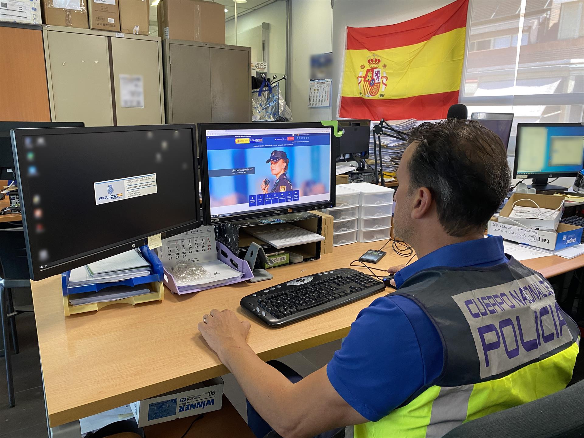 Un camarero graba a una clienta en el aseo del bar donde trabaja en Alicante.