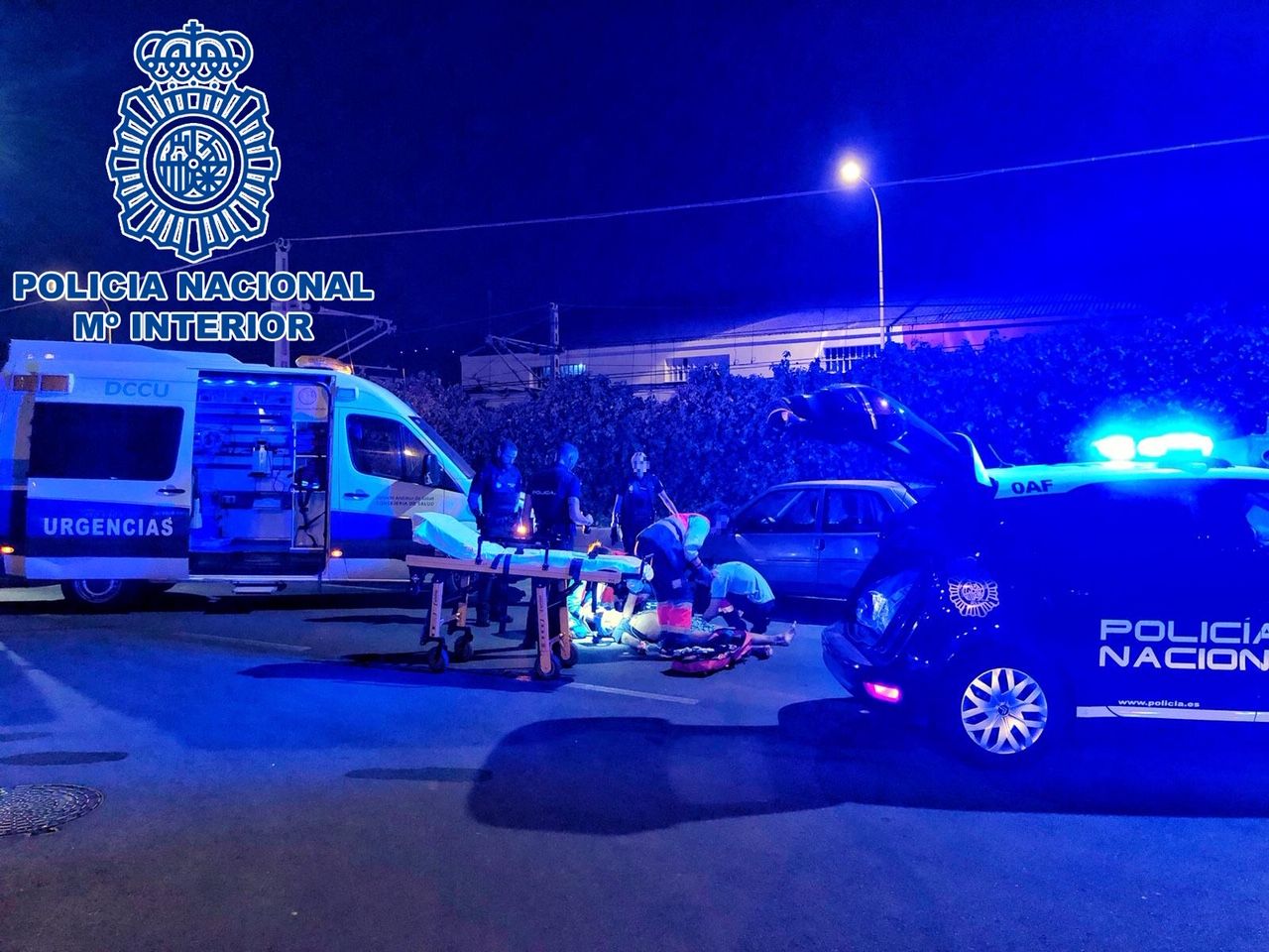 Profesionales sanitarios asistiendo al tercer detenido en la calle Juan de Dios Molina. FOTO: POLICÍA NACIONAL. 