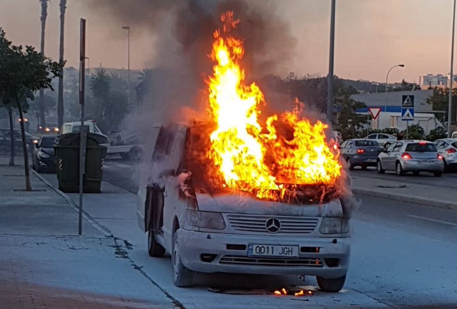 La furgoneta ardiendo en la Avenida Puerta del Sur. FOTO: P.P.