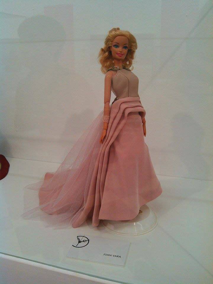 Vestido diseñado para Barbie.   ALEJANDRA COLOMERA