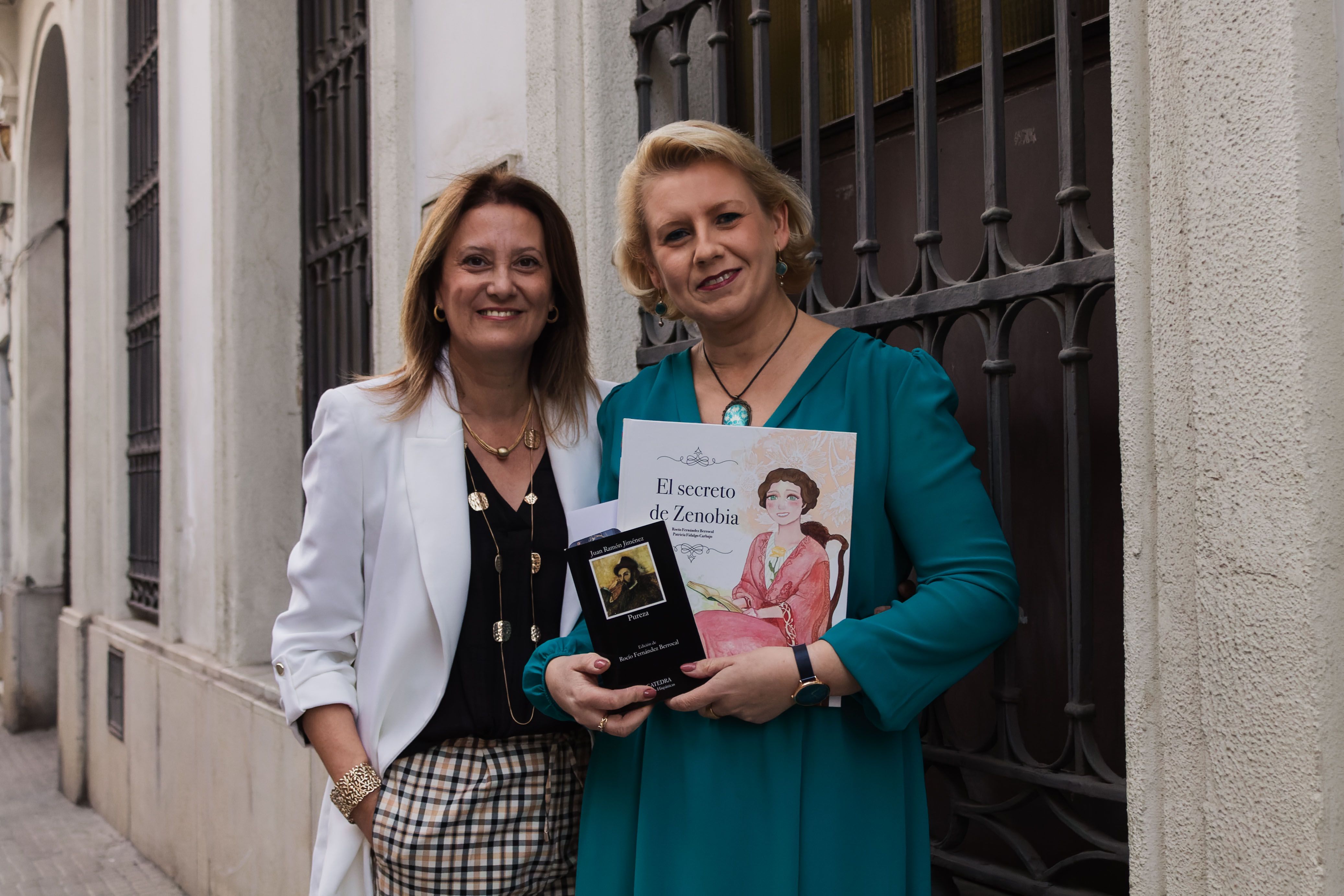 Rocío Fernández con los libros de Juan Ramón Jiménez y Zenobia Camprubí. A su izquierda, Julia Bellido.