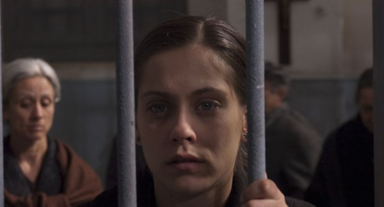 María León, entre rejas, en la película 'La voz dormida'.