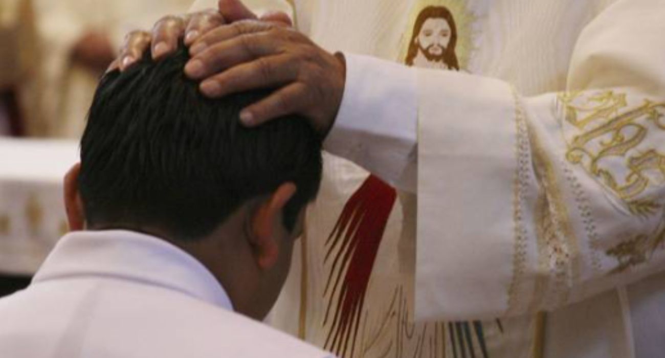 Un sacerdote, durante un acto religioso, en una imagen de archivo.