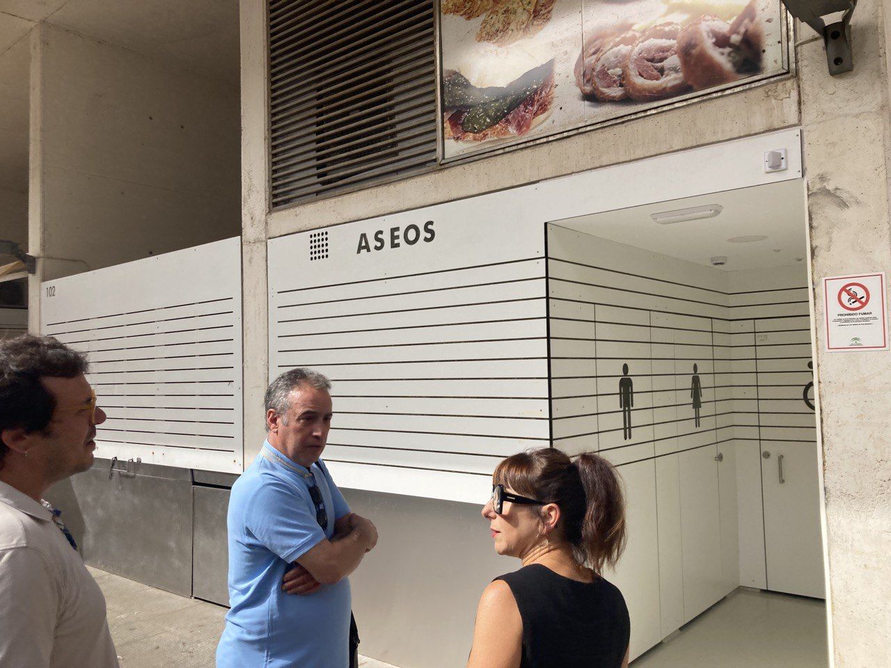 Visita del alcalde y Montemayor Mures a las obras del mercado de abastos de Cádiz.