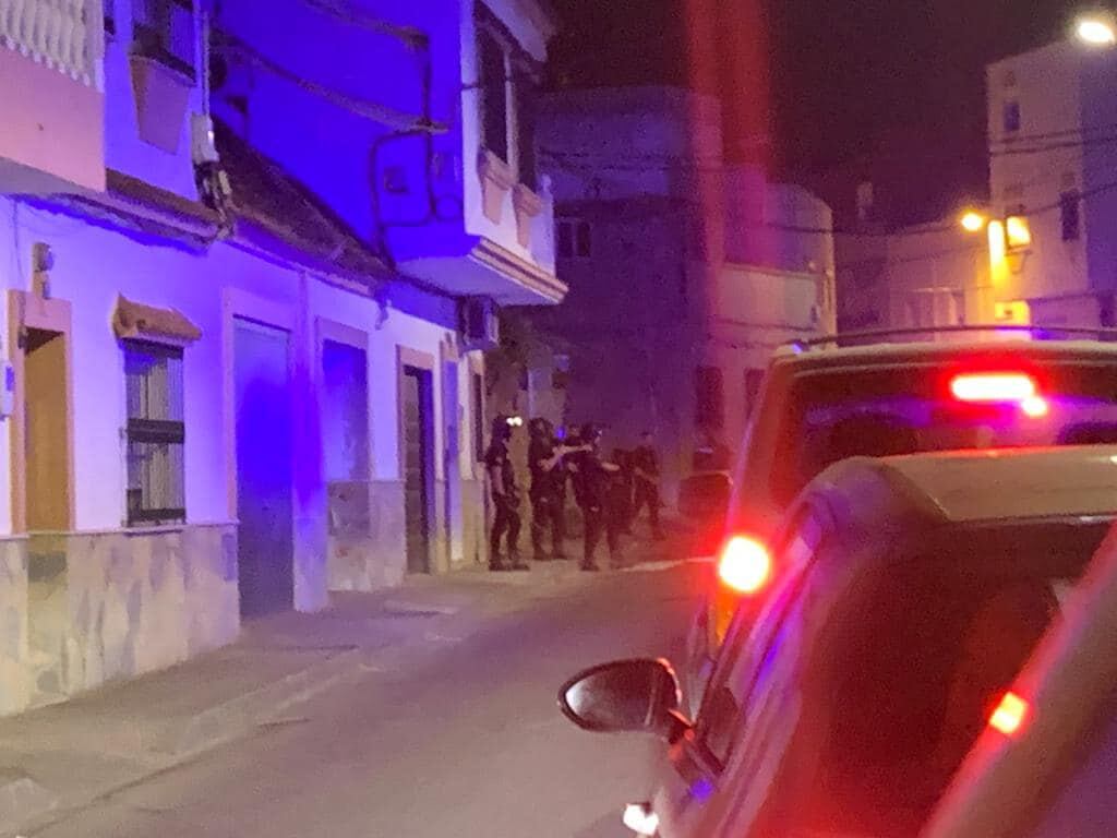 Muere un joven de 19 años apuñalado en Algeciras. Policías desplegados tras el apuñalamiento mortal en La Piñera. Foto: S. F./8Directo.