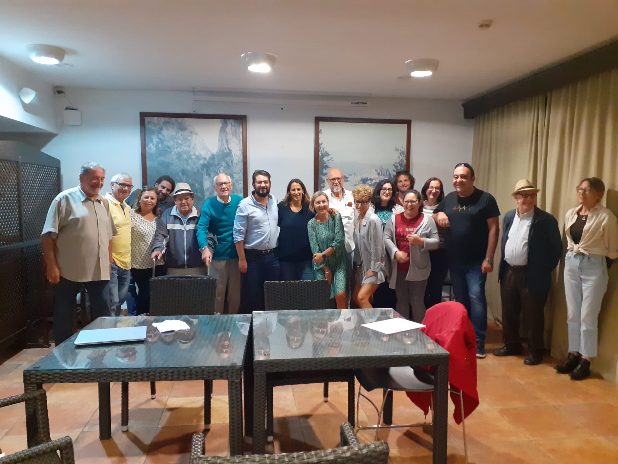Jorge Rodríguez, coordinador provincial de IU, junto a Ana Medina tras ser elegida candidata a la Alcaldía de Olvera.