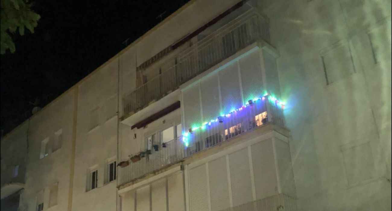 La vivienda de la barriada España que ya tiene su alumbrado de Navidad.