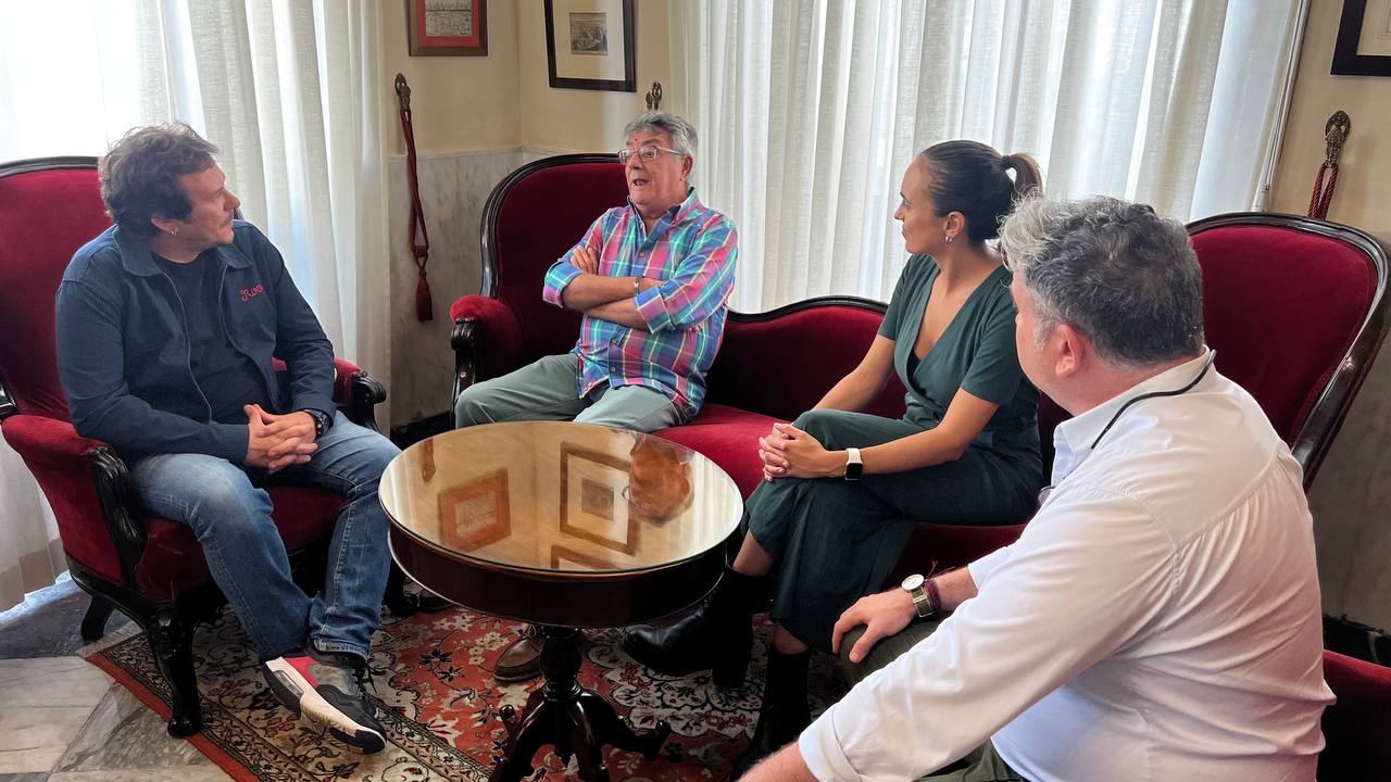 El alcalde de Cádiz, José María González 'Kichi', que ha opinado sobre su sueldo como regidor, reunido hace unos días con Joaquín Quiñones, pregonero del Carnaval 2023.