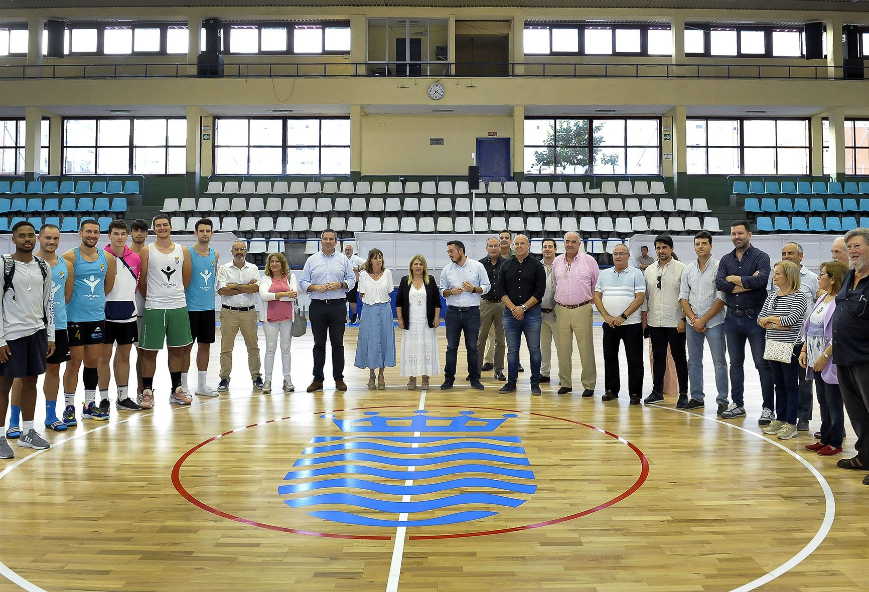 La alcaldesa de Jerez, Mamen Sánchez, inauguró la nueva pista del polideportivo Ruiz-Mateos.