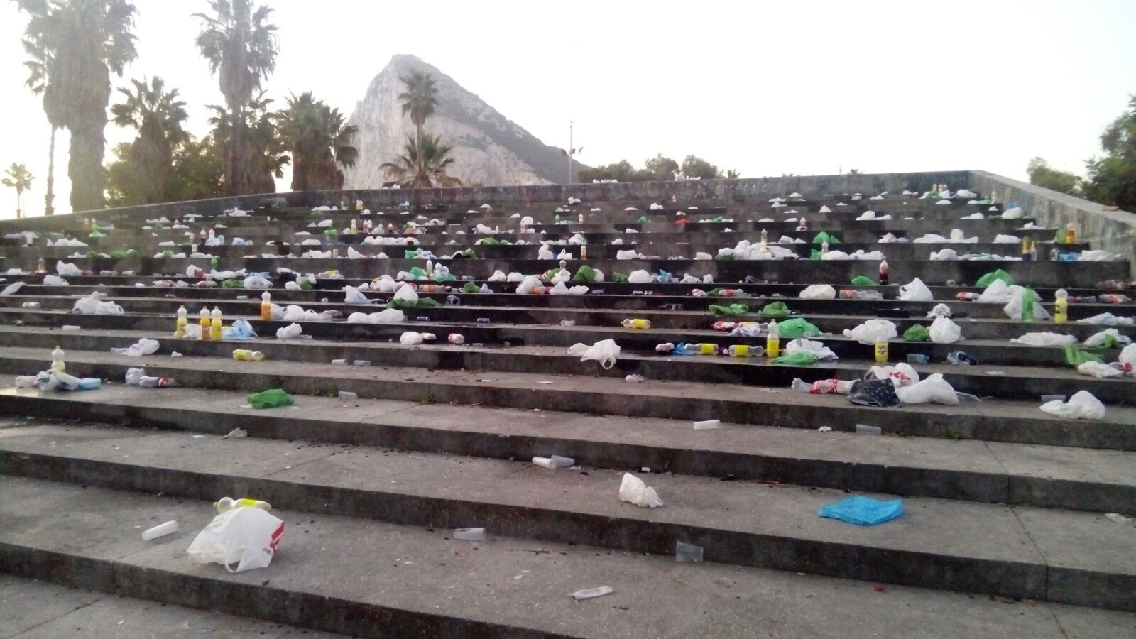 Denuncian la situación de insalubridad con los botellones en el parque Princesa Sofía de La Línea.