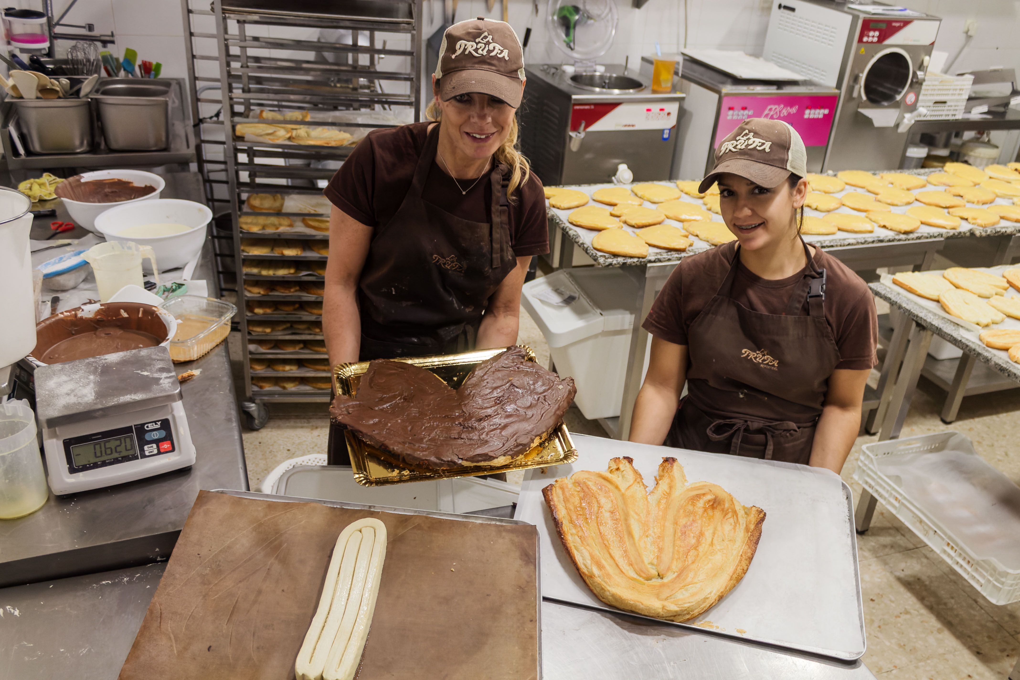 María José y Ana Belén con palmerones de dos kilos de la pastelería La Trufa en Puerto Real.