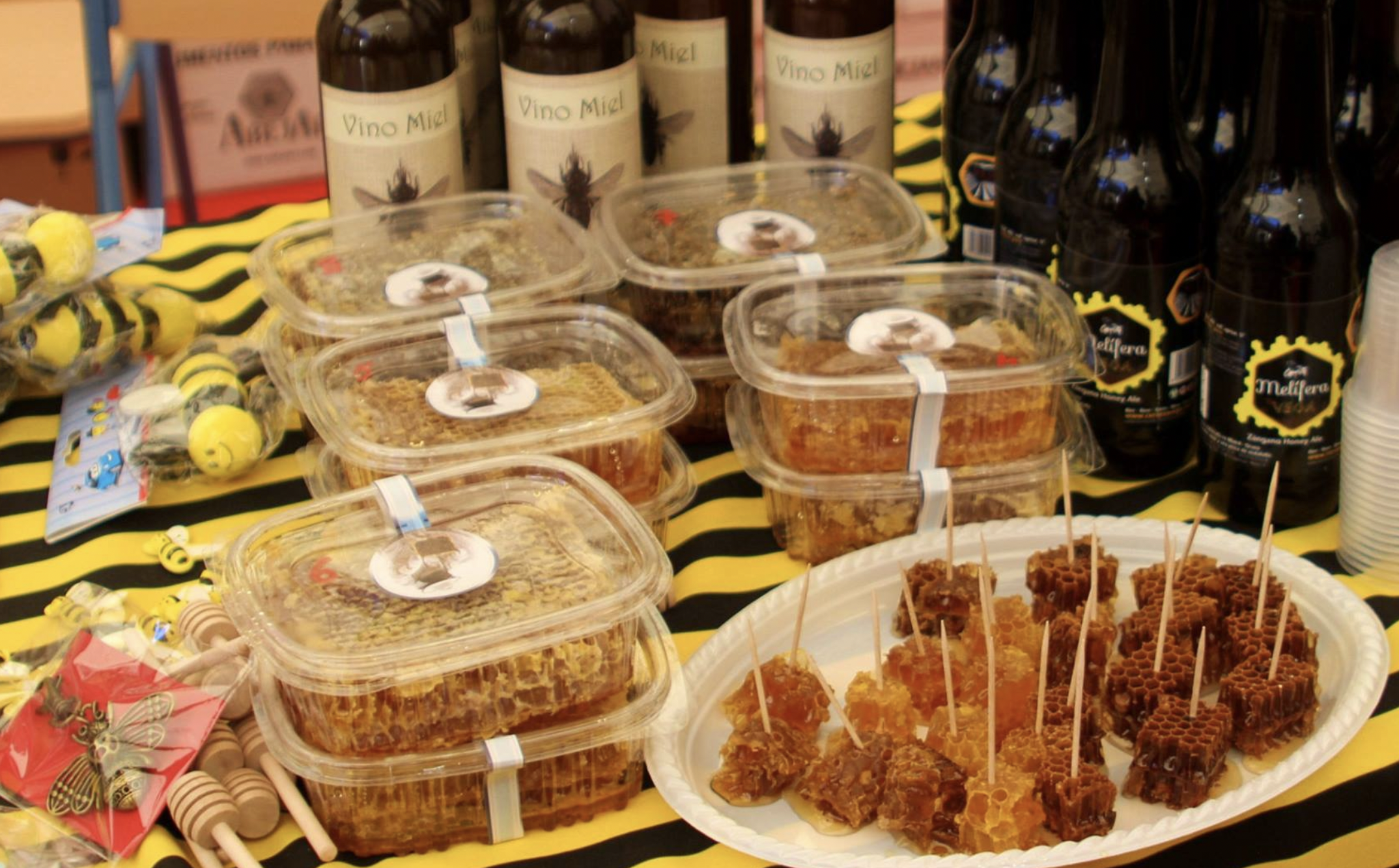 Productos expuestos en una pasada edición de la Feria de la Apicultura Sierra de Cádiz, en Prado del Rey.