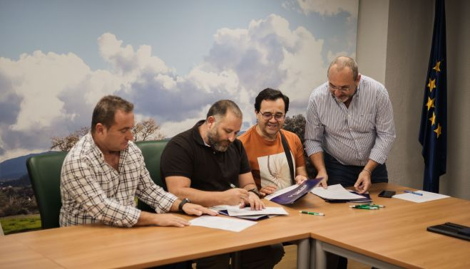 Un instante de la firma del convenio de la vid. MANU GARCÍA