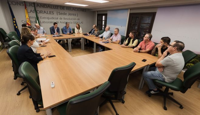 El delegado de Empleo, Daniel Sánchez ha presidido la firma del acuerdo. MANU GARCÍA