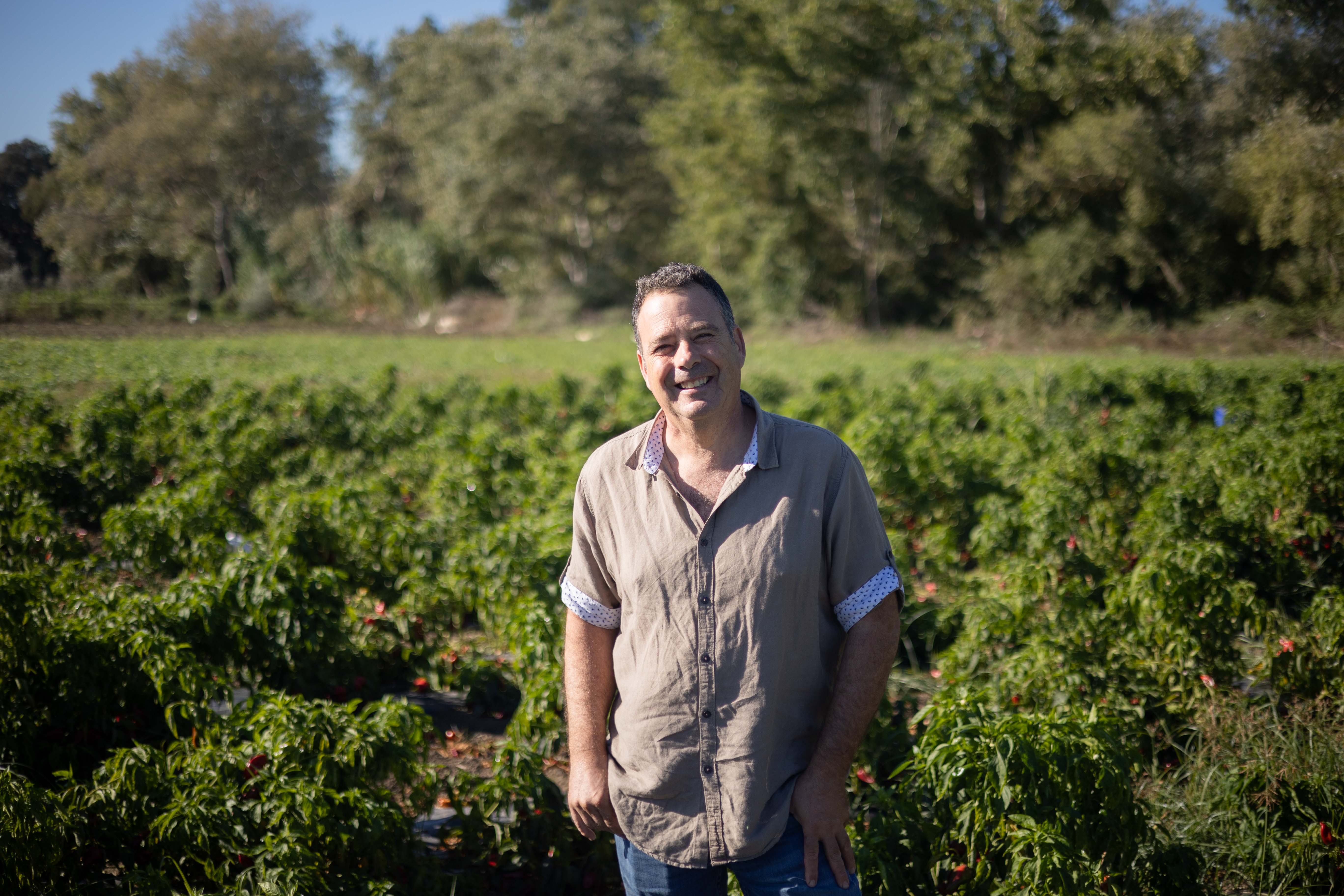 Juan Antonio frente al cultivo en La Barca.