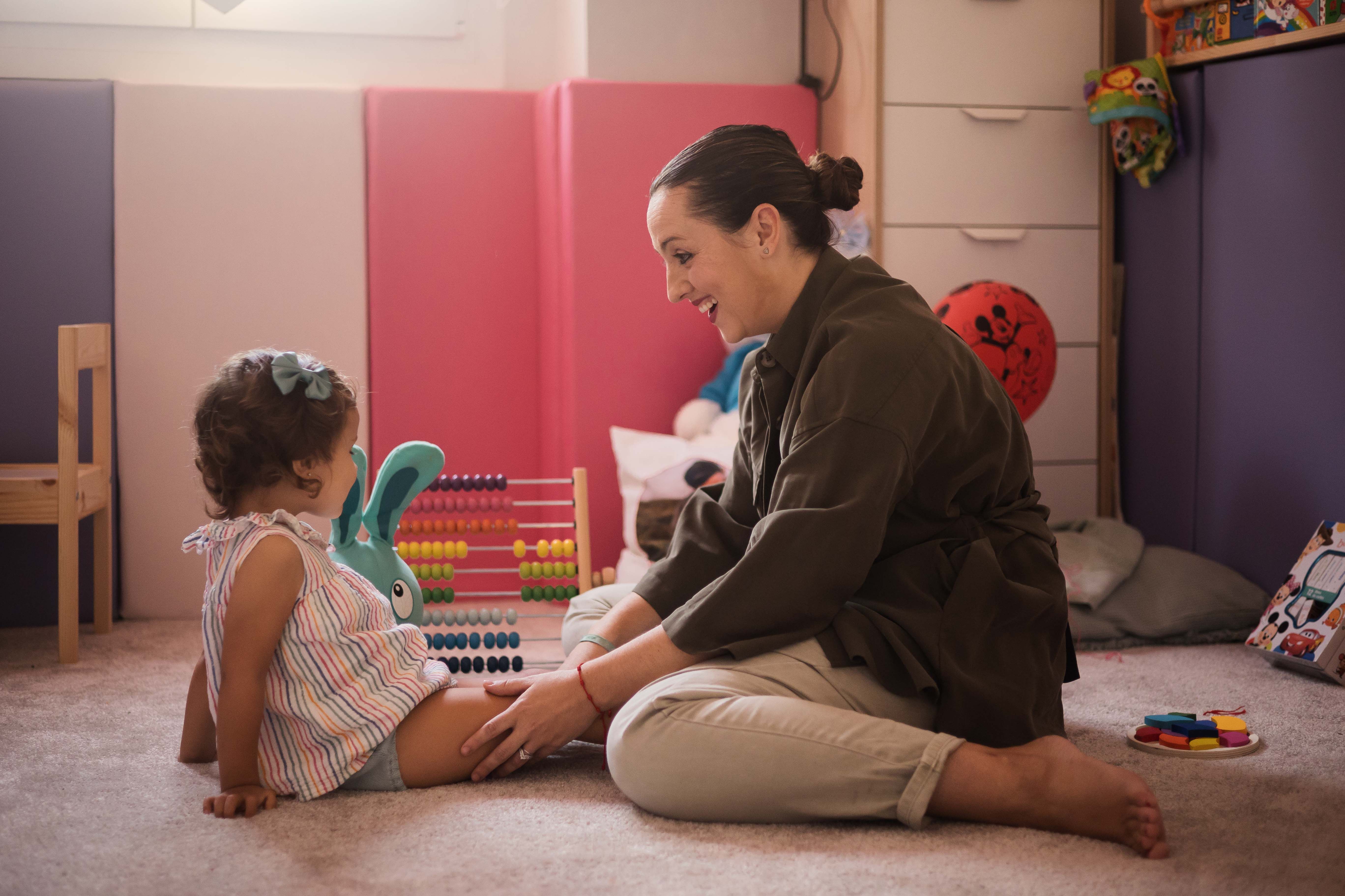 La pequeña que padece la enfermedad rara, Valentina, con su madre Tamara, tras una entrevista con lavozdelsur.es. La pequeña que padece la enfermedad rara, Valentina, con su madre Tamara, tras una entrevista con lavozdelsur.es.