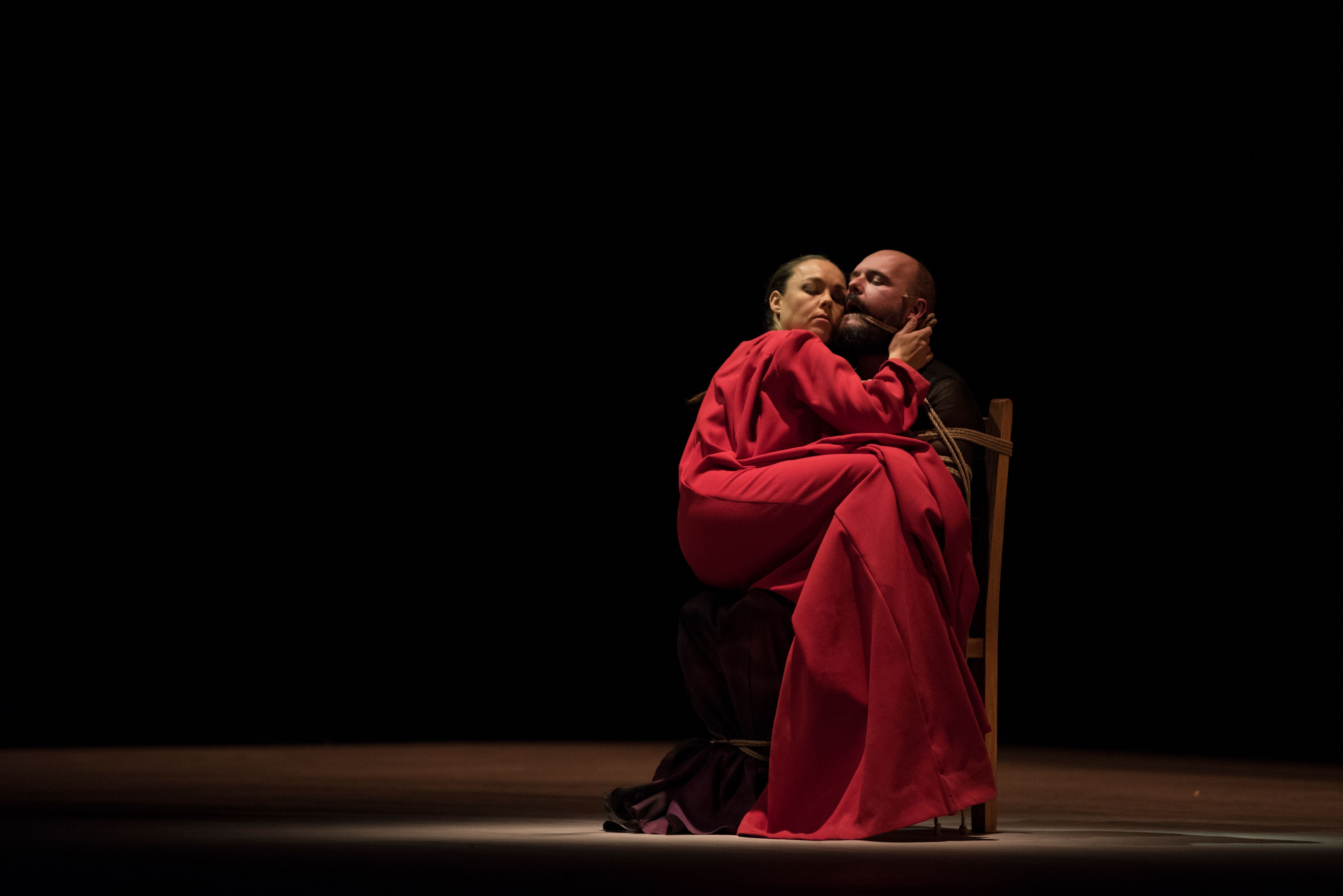 Rocío Molina y Niño de Elche, en un momento de 'Carnación', que presentaron el pasado 30 de septiembre en la Bienal de Flamenco de Sevilla.