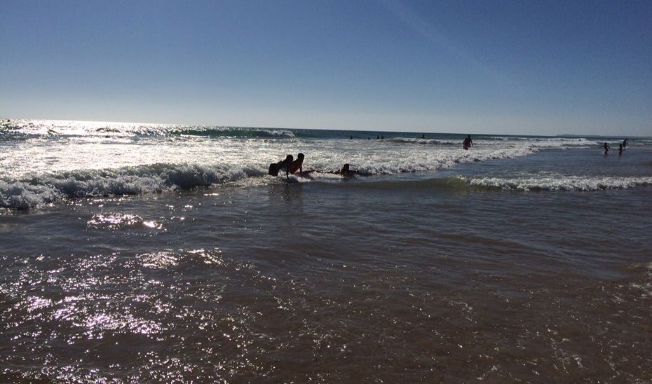 Las aguas de las playas andaluzas, tras un muestreo de calidad, son aptas para el baño.