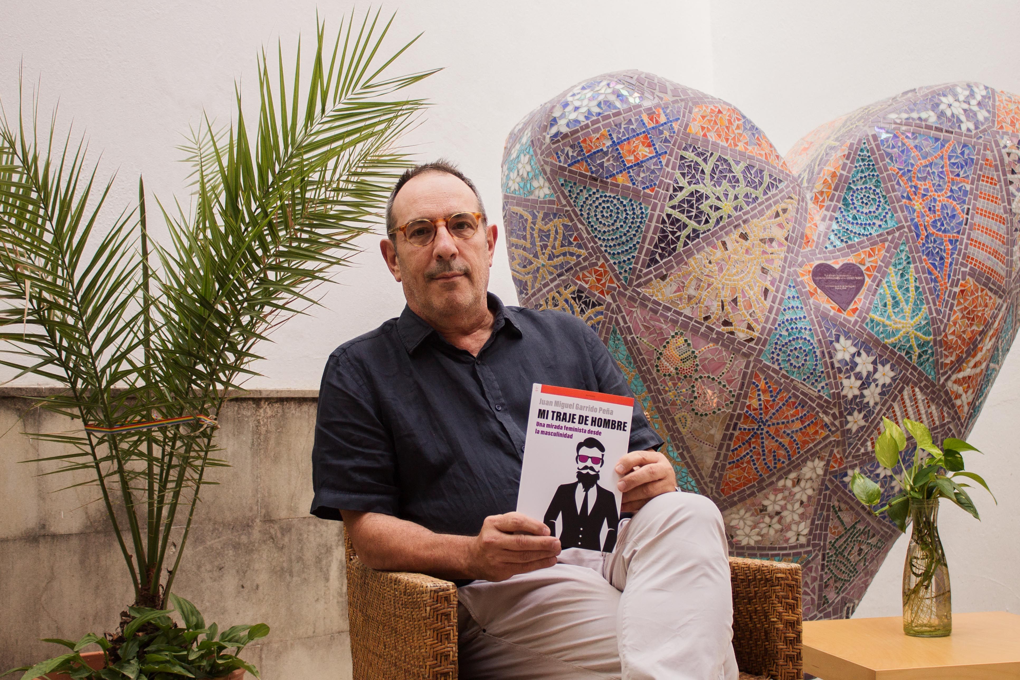 Juan Miguel Garrido presentó su libro, 'Mi traje de hombre' en la Casa de la mujer de Jerez.