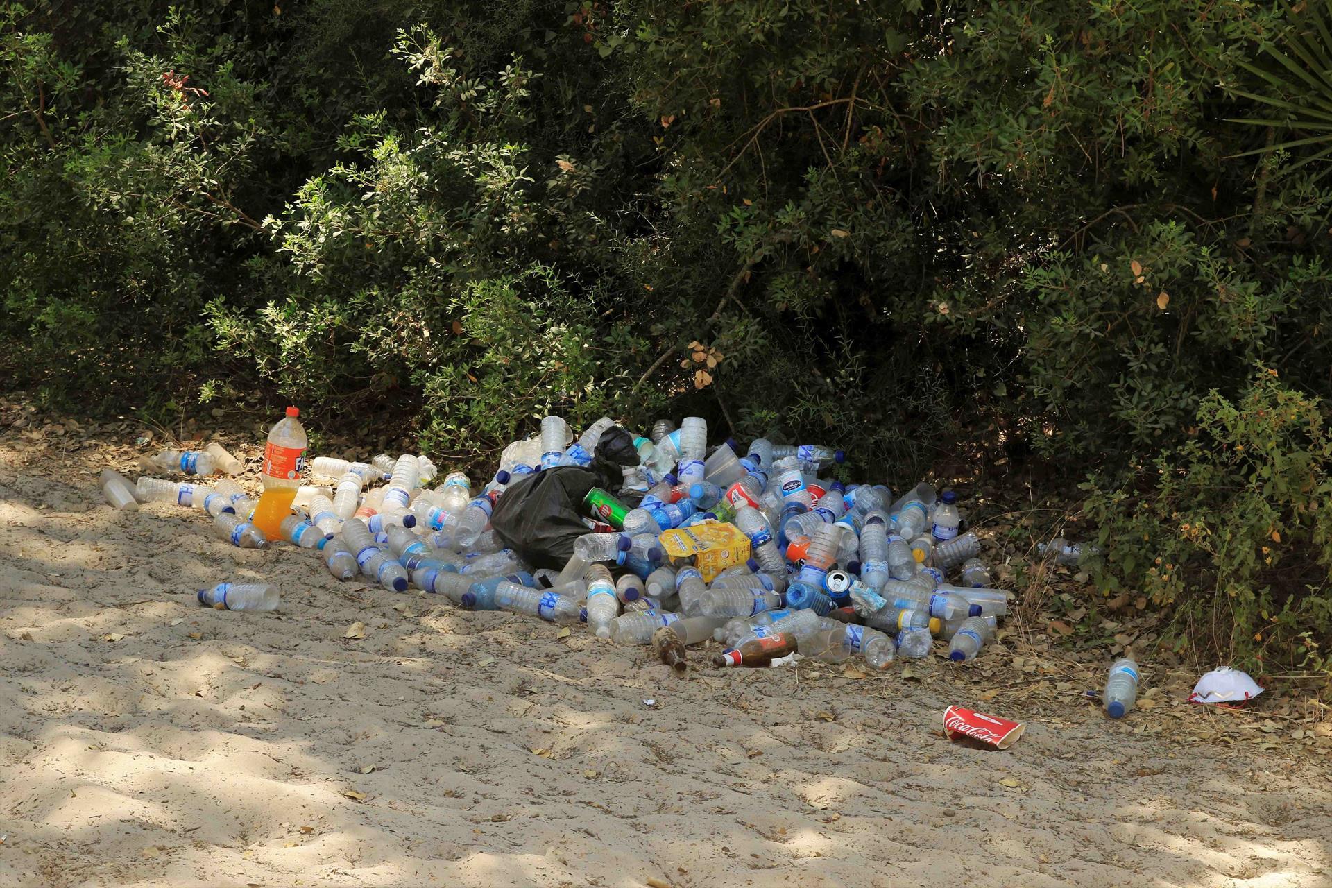 Restos de basura amontonada en los senderos de El Rocío, en Doñana. FOTO: ECOLOGISTAS EN ACCIÓN