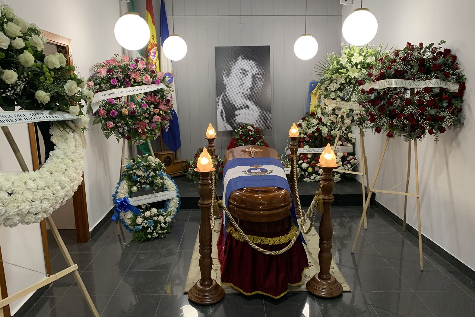 Capilla ardiente con los restos de Jesús Quintero, en el centro sociocultural que lleva su nombre en San Juan del Puerto, en Huelva.