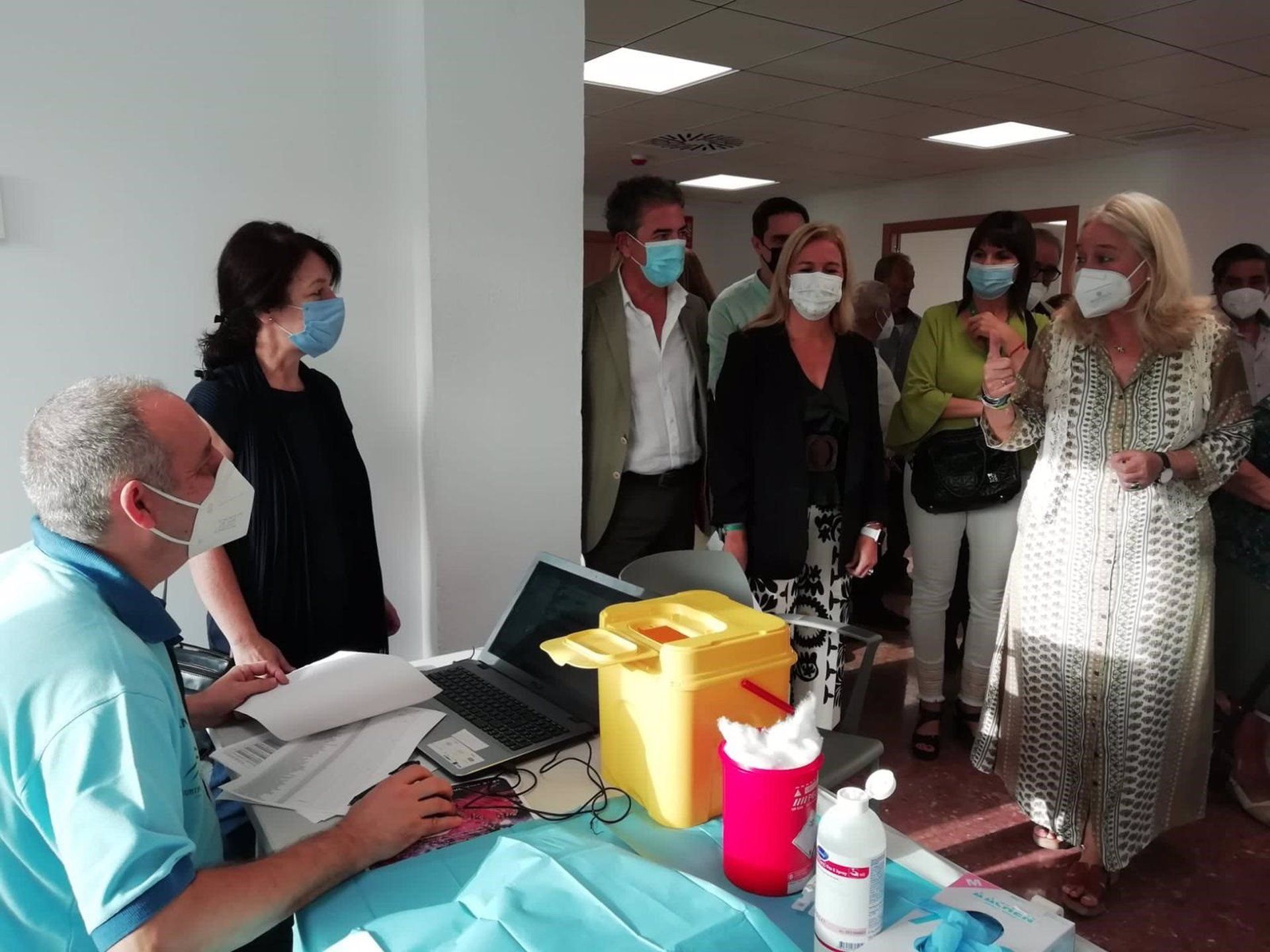 La delegada de la Junta en Cádiz, Mercedes Colombo, ha visitado la residencia de La Granja con motivo del inicio de la campaña de vacunación contra la gripe y el covid-19.