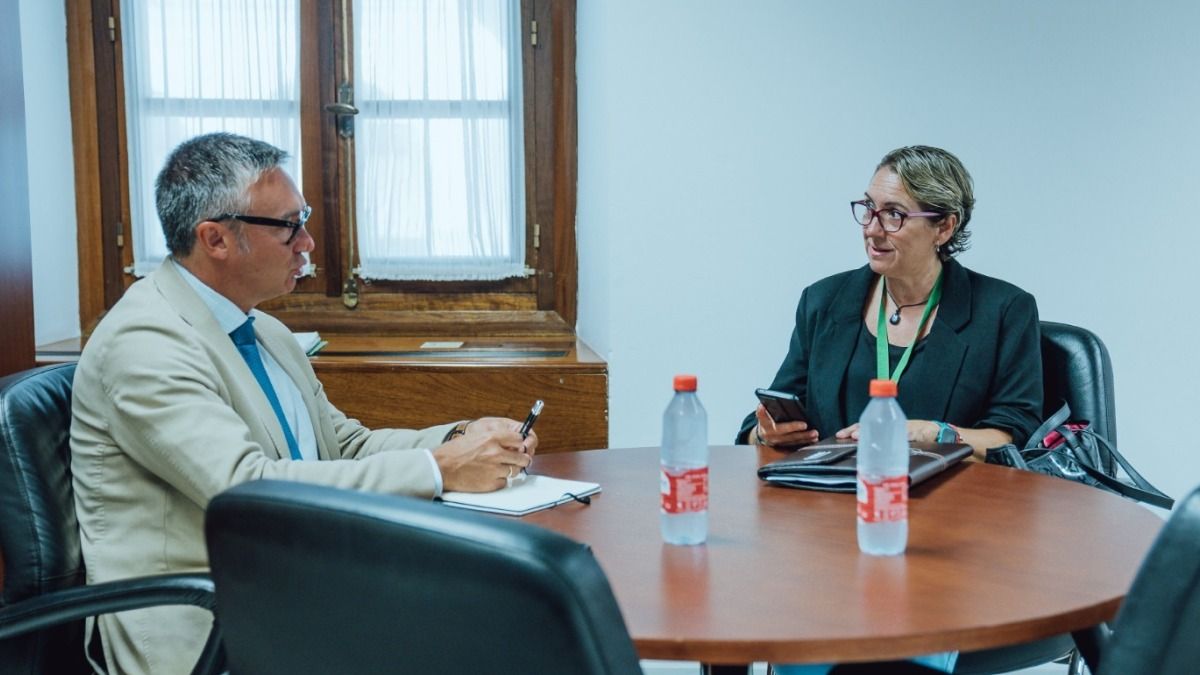 El portavoz del GP de Vox con la secretaria de la AUGC en Cádiz. VOX