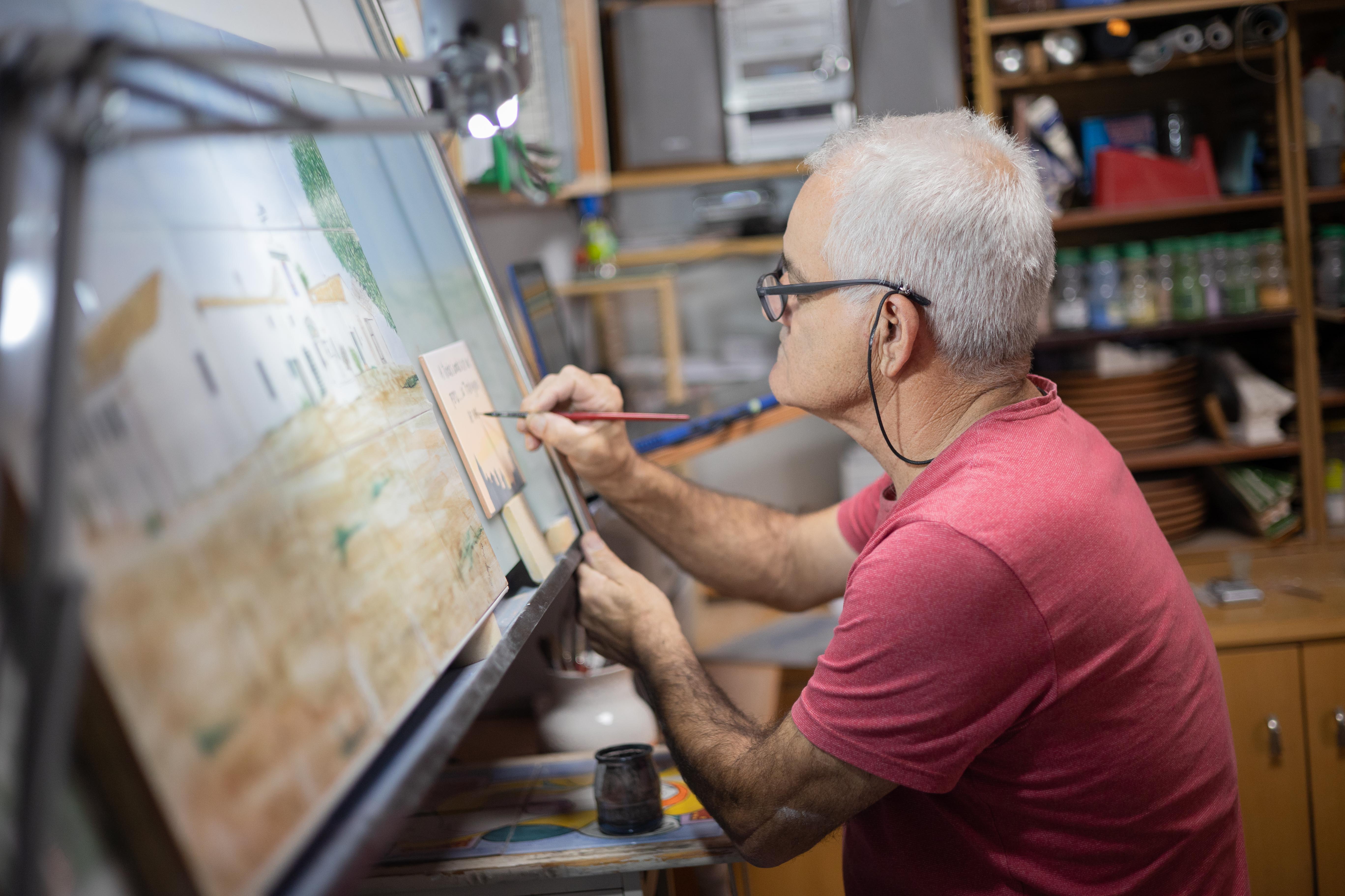 Gaspar pinta azulejos de Trebujena, a veces, con la técnica del estarcido, que Miguel Ángel usó en la Capilla Sixtina. Gaspar pinta azulejos de Trebujena, a veces, con la técnica del estarcido, que Miguel Ángel usó en la Capilla Sixtina.