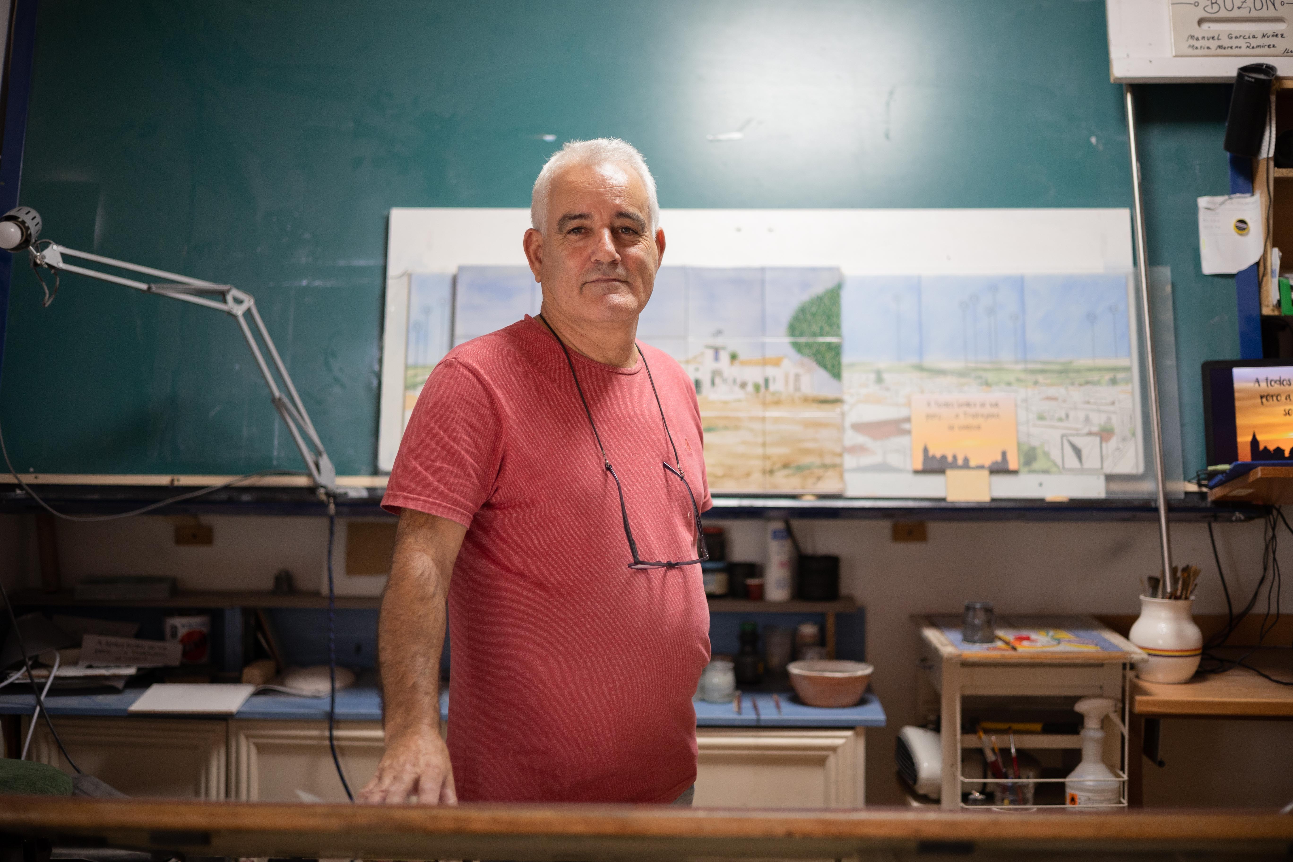 Gaspar posa delante de los azulejos en su taller en Trebujena.