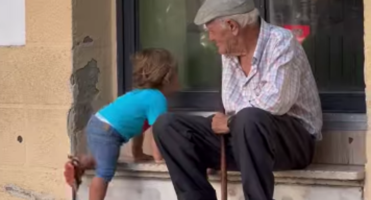 El niño pequeño y el hombre mayor, protagonistas de 'Encuentros en Jerez'.