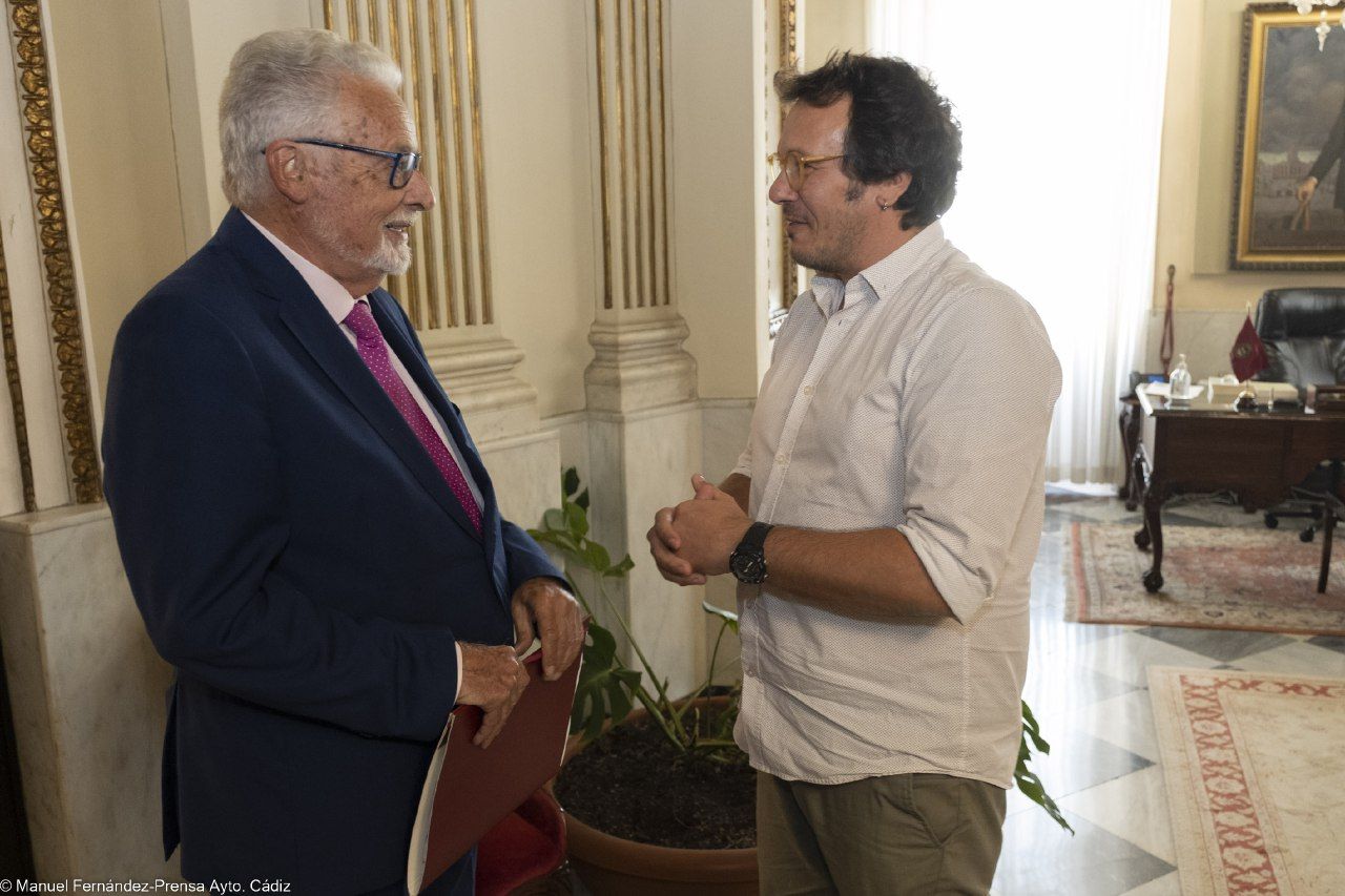 El Defensor del Pueblo Andaluz, Jesús Maetzu, tras reunirse con el alcalde de Cádiz, José María González 'Kichi', este pasado miércoles.