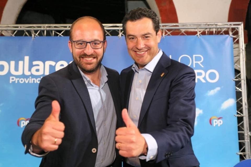 German Beardo, que aspira a ser alcalde de El Puerto de Santa María, junto a Juanma Moreno en la campaña electoral.