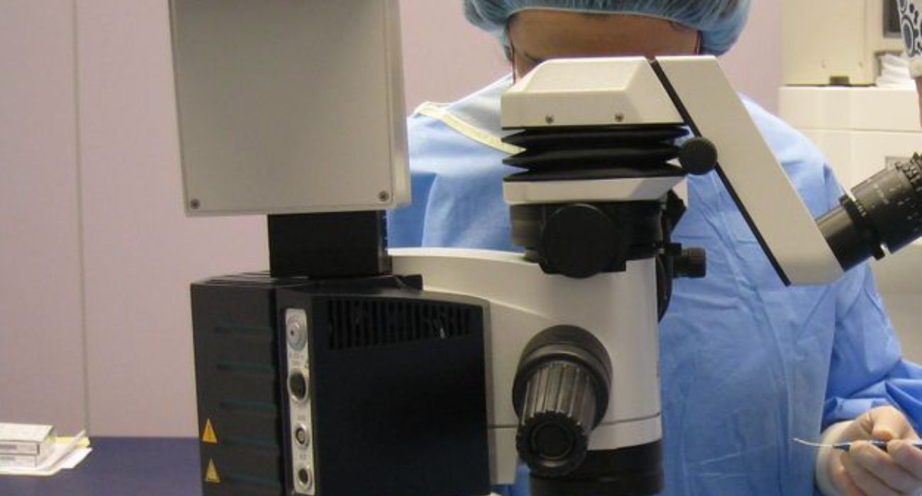 Una empleada de una clínica oftalmológica en una imagen de archivo. Una trabajadora ha sido readmitida tras llegar 176 veces tarde al trabajo.