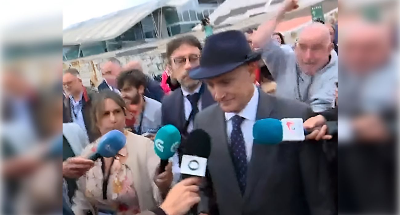 El momento de la agresión de un padre de las víctimas a uno de los acusados de la tragedia del tren Alvia.