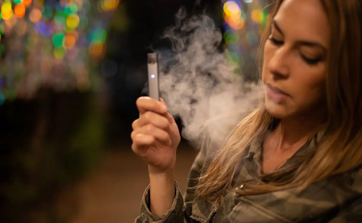 Una usuaria de las tiendas de vapeo que están al borde de la desaparición.  VAPORI