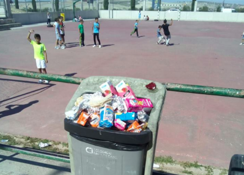 Una papelera a rebosar en un colegio público de Cádiz. FOTO: LVDS. 