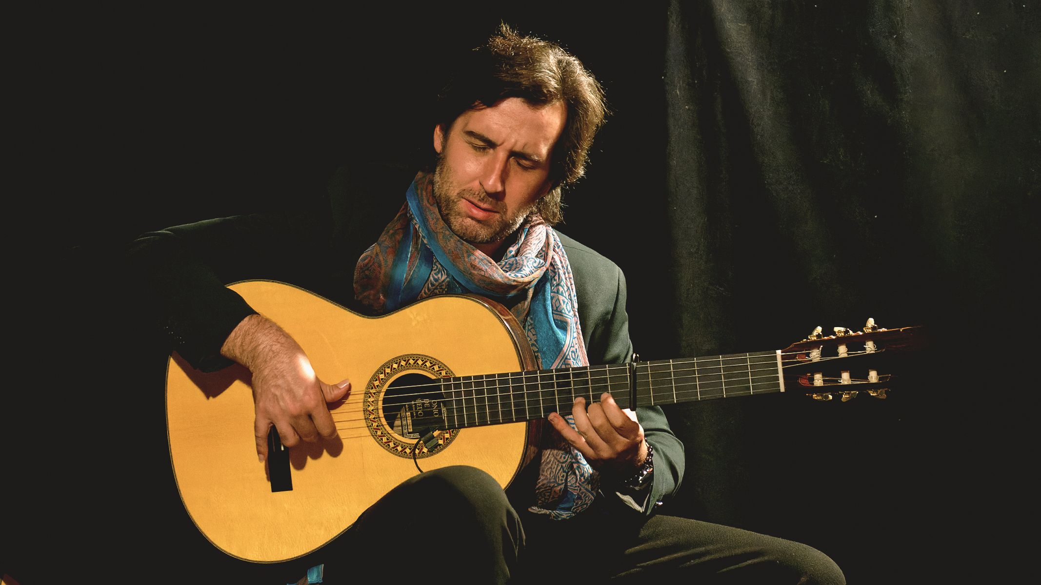 Daniel Jiménez, más conocido como Melón, es un artista flamenco que se crió en una familia ligada a la música, con una madre alemana y un padre jerezano.