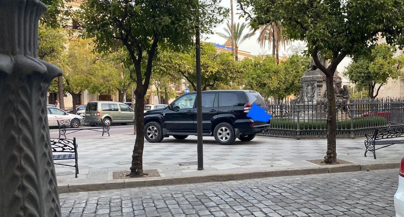 El conductor incívico que ha aparcado su coche en medio de la plaza Marqués de Domecq. 