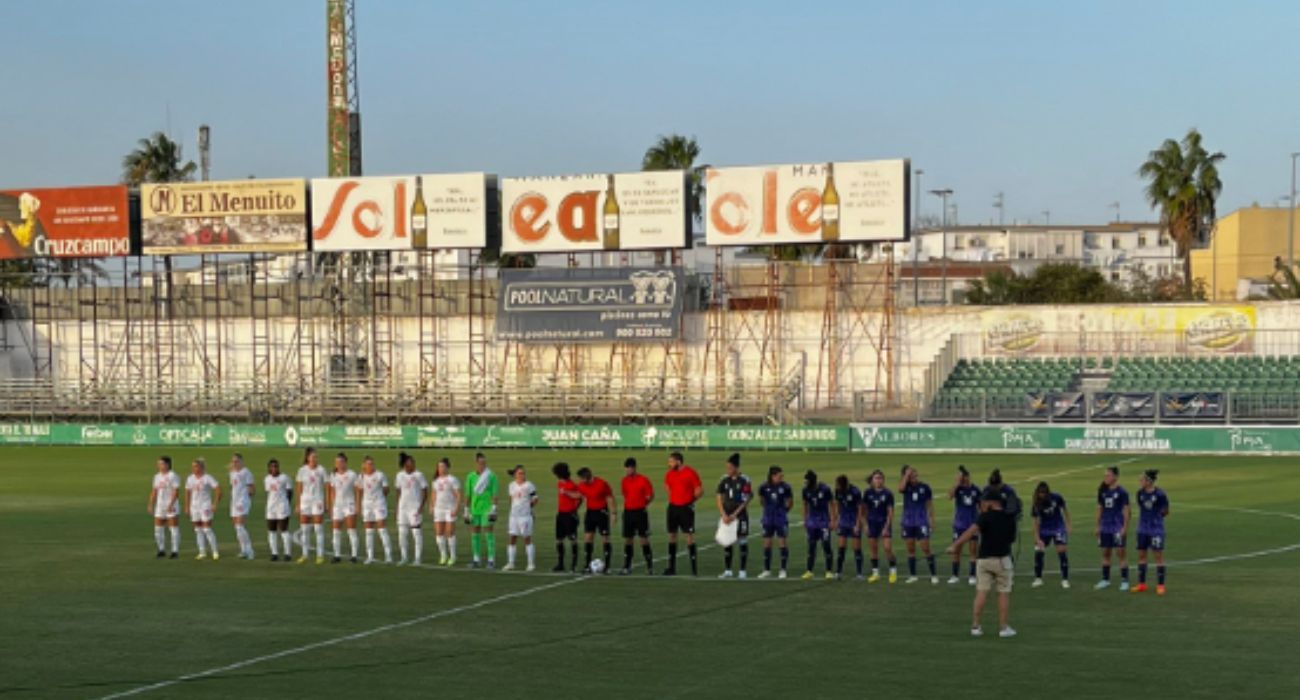 Las formaciones iniciales de Argentina y Canadá, en El Palmar de Sanlucar de Barrameda.