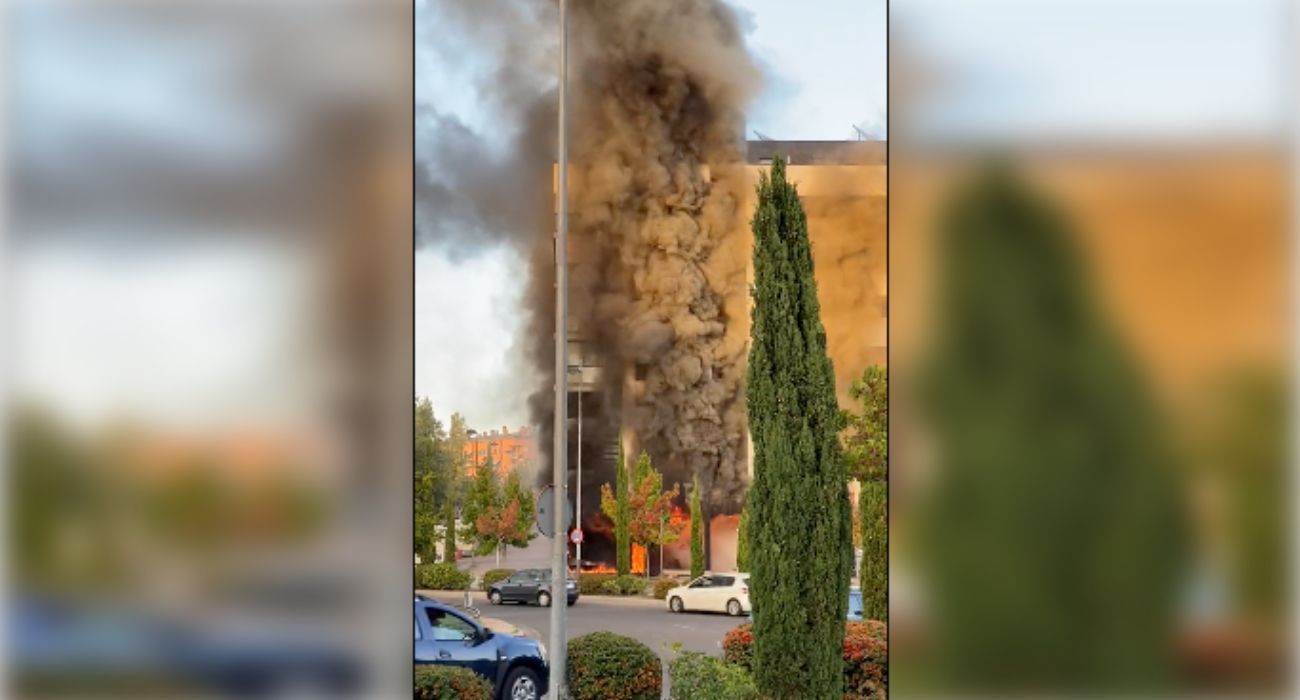Las tremendas llamas tras la explosión en un local comercial en Alcorcón que ha acabado en tragedia.