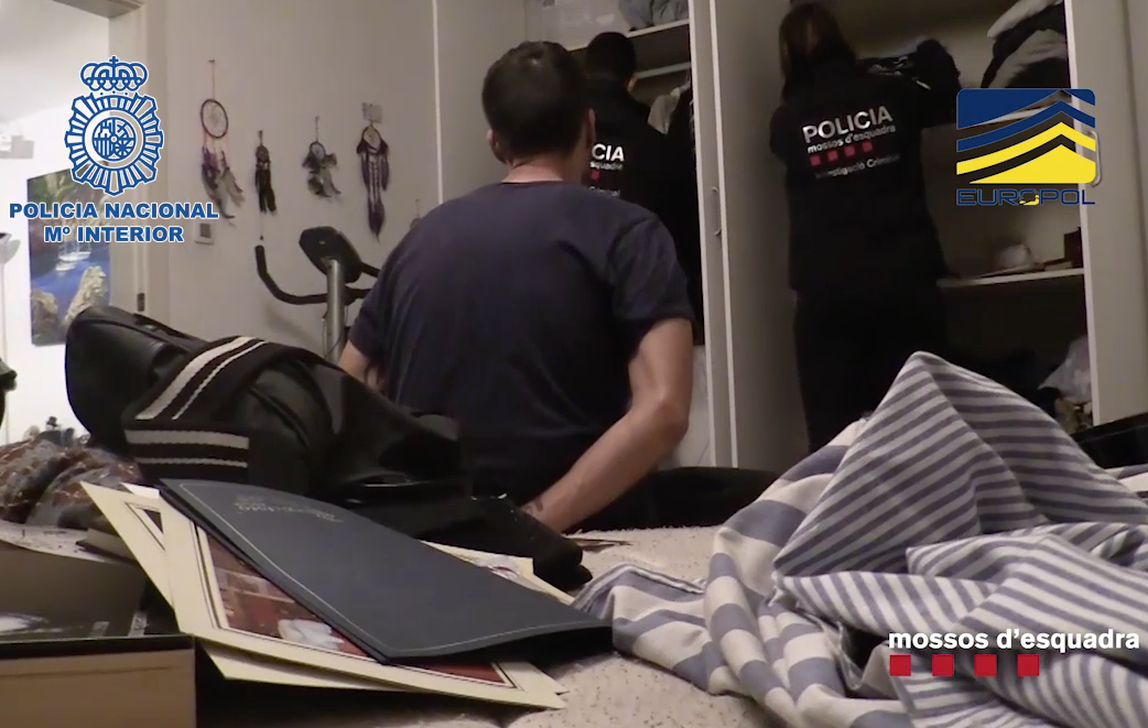 Uno de los registros efectuados en la operación policial contra la falsificación de 'Bin Laden'. 