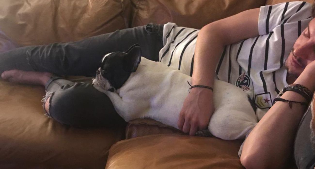 Manuel Carrasco, junto a su perra Lola.